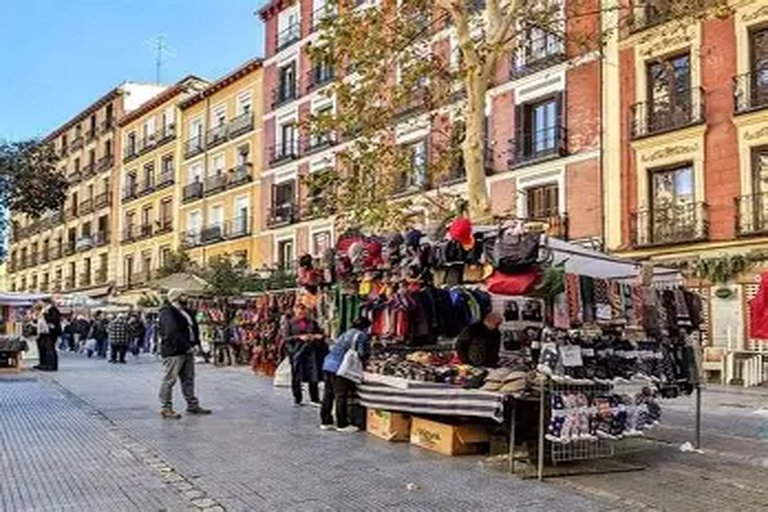 Vecinos de Lavapiés organizan feria solidaria para apoyar comercios locales